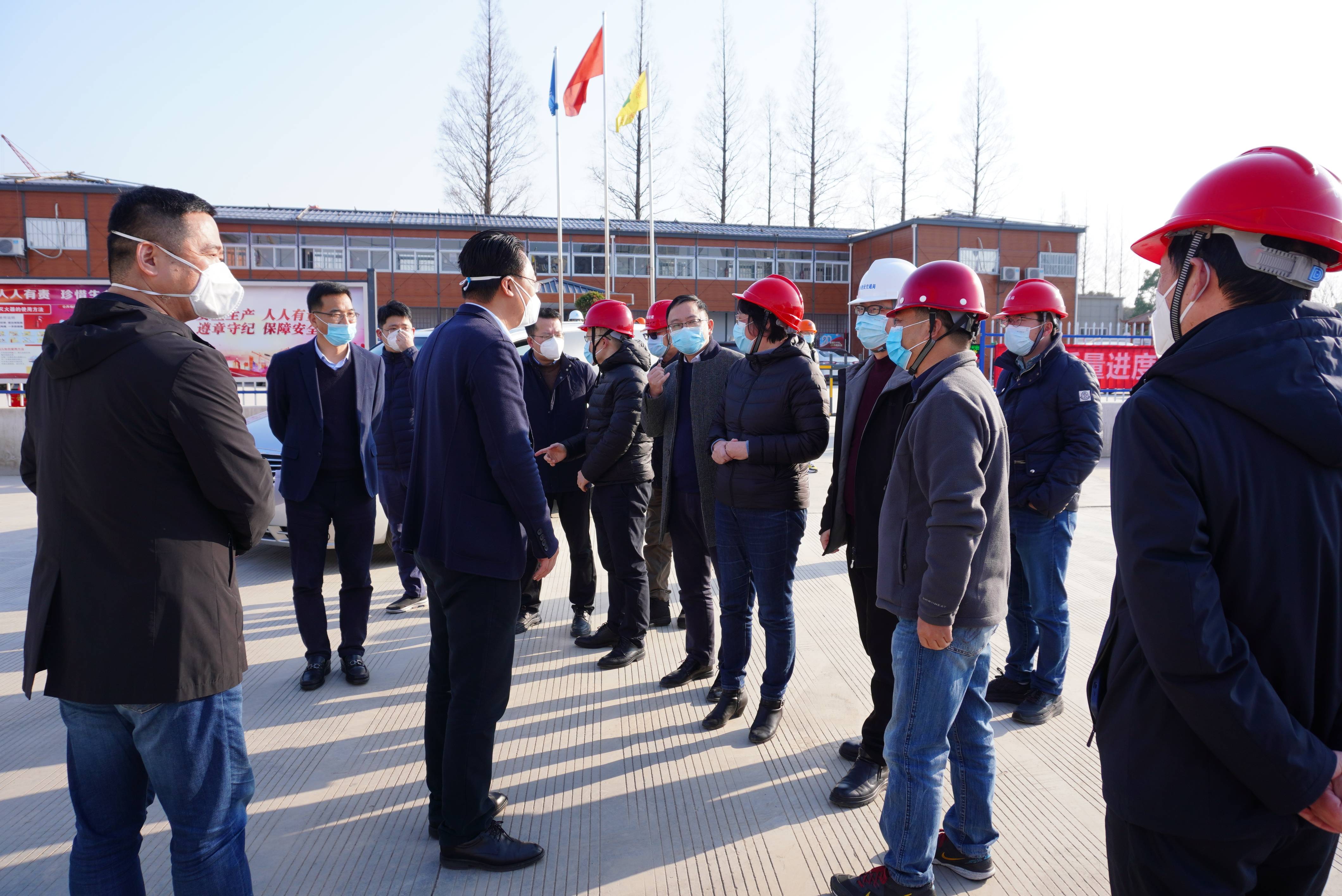 杨勇副市长一行赴宁波四建镇海区危旧房改造二期（涨鑑碶地块）项目部开展节前安全生产检查并慰问项目一线员工