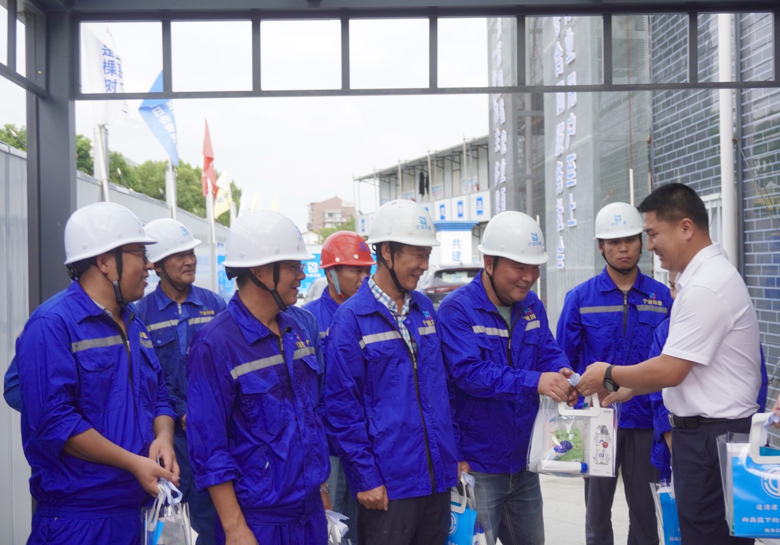 镇海区副区长胡碧华，区总工会党组书记、常务副主席朱志远一行走访慰问我司项目部